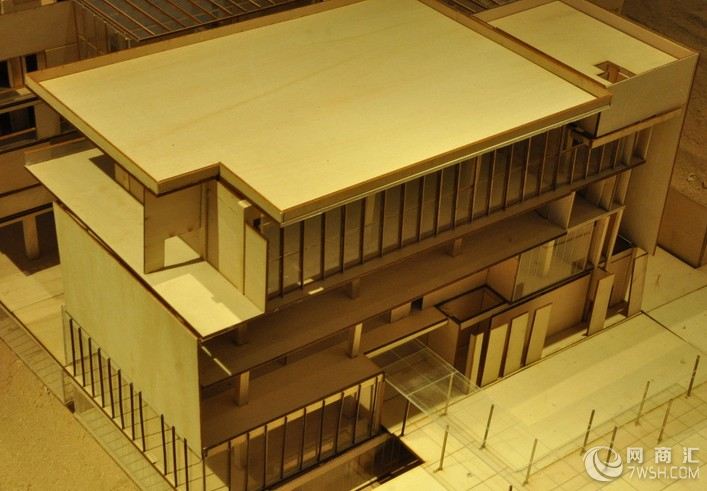 制作材料建筑模型制作的材料很多,主要分四大类:(1)、化工类:石英玻璃、海绵、有机玻璃、三氯甲烷、油漆、UHU胶水、A胶、ABS胶板、、工程塑料、合成塑性版、泡沫板等。(2)、植物类:木板、多层板、高密度板、竹条、纸板等(3)、灯光类:LED灯,米泡等。(4)、水晶内雕建筑模型 通过激光内雕、把建筑物内雕到水晶里面580)