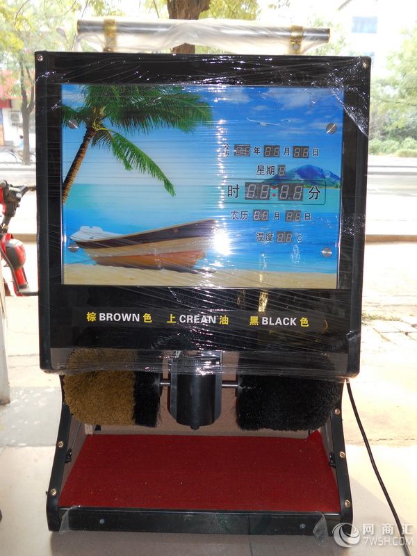带万年历的自动擦皮鞋机优点 一:采用特种歇式免烧坏电机、温度达到110度以上,便自动停机,待冷却后又可继续工作 二:工业级CPU高级线路板芯片、性能稳定、可靠 三:数字式红外线感应,首创伸脚即开、抽脚即停原理 四:自动抛光、自动除尘、自动上油、自动停止 五:高档钛金或不锈钢面板,外观工艺精致,上带全铜扶手,方便老人小孩 六:大型双电机工作、左右两侧各具一个除尘轮、抛光轮,另一除尘轮置于中间,方便擦鞋侧面 七:采用擦鞋机专用无色高档鞋油适合任何鞋类,内置高档防滑地垫 八:适用于样板房、宾
