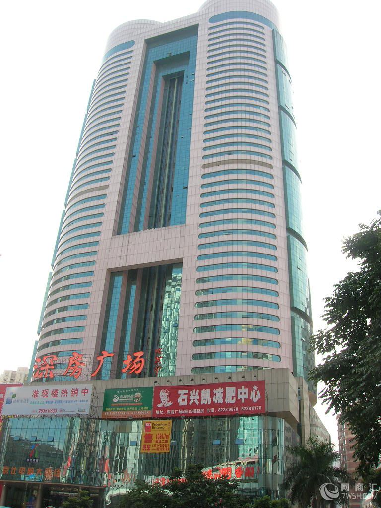 罗湖区人民南路 物业管理:深圳市深房物业管理有限公司 使用年限:1988年11月至2038年11月15日(50年) 管 理 费:20元//月(含空调费) 大厦用途:办公楼 车位车费:50个地面车位、200个地下车位 周边配套: 金光华商业广场、国贸大厦、沃尔玛、海燕商业广场、酒吧街等。 物业介绍:国贸地铁口,高层采光超好!带精装修,现带租约,一家租客户。一本房产证,297.