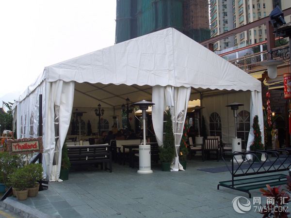 借助金世通工贸公司多年的展览器械及户外活动用品生产优势,已成为郑州市唯一一家提供户外活动租赁用品最多最齐全的公司,专业提供各式帐篷(遮阳帐篷、抗风帐篷、绗架帐篷、野营帐篷、户外空调帐房、豪华帐篷等)、舞台背景、气球、气模、拱门、导演椅、沙滩椅、长条桌、圆桌、红灰绿各色地毯、移动厕所、灯光、美国C音响、铁马护栏等活动用品及礼仪队伍的租借服务,做到及时布展、精心搭建施工、安全快速撤展,被誉为户外临时设施专家,让创意充分展现,彰显户外活动的尊贵与高雅,提高户外活动品质,提升参展品牌形象。公司租赁的展览器材结构独