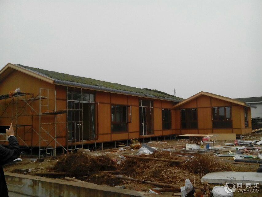 輕鋼別墅 創意輕鋼房屋 鋼結構房屋 保溫抗震經久耐用施工周期短 輕鋼別墅相比于傳統住宅,有其突出的優點: ?。?)輕鋼別墅的輕鋼結構配件制作工廠化和機械化程度高,商品化程度高?! 。?)輕鋼別墅的現場施工速度快,主要為干作業,有利于文明施工?! 。?)輕鋼別墅的鋼結構建筑是環保型的可持續發展產品?! 。?)輕鋼別墅的自重輕,抗震性能好?! 。?)輕鋼別墅的綜合經濟指標不高于鋼筋混凝土結構?! 。?)輕鋼別墅相比磚混住宅來說,可以避免用土燒磚帶來的資源浪費 ?。?)輕鋼別墅因為輕鋼結構的墻體厚度小,比磚混
