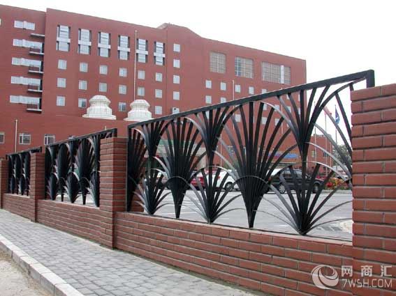 厦门金茂信金属工程有限公司厦门市金久兴金属制品有限公司公司简介厦门市金久兴金属制品有限公司成立于2005年,是以设计、制作、加工、安装、服务为一体的企业,以先进的弯剪设备、精湛的制作加工技术、优质的材料、合理的价位为承诺,竭诚为客户服务,本着以质量第一,用户至上,以高质量高服务为宗旨,承接不锈钢、铁艺、铝合金等金属工程、钢结构工程、金属制品加工及安装;医疗器械、卫浴设备、酒店设备、厨房设备、工厂设备、大型房地产建筑工程配套金属制品加工及安装;批发、零售不锈钢材料及弯剪成型加工、金属制品、工程机械、五金交电