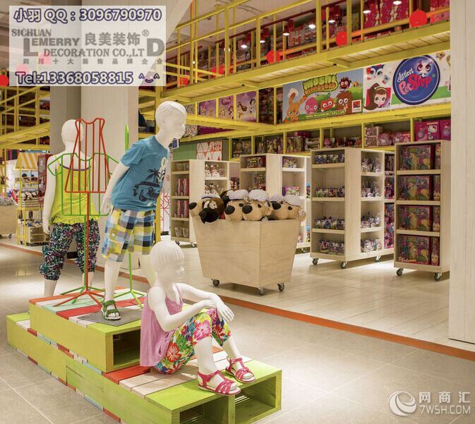 四川良美装饰工程有限公司 公司地址:成都市青羊区青龙街铂金大厦1号楼15层(市三医院对面) 咨询QQ:3096790970 商务电话:13981944146(小羽) 网站:http://www.sclmzs.com/ 良美装饰公司设计师在设计理发于左侧立面规划展示柜体,将美发商品嵌进墙内空间,形成一幅机能、美感兼具的端景画面,同时透过木质柜台、温润地坪,搭配具暖意的黄光照明等,开启纾压清新的迎宾印象; 延伸进入剪发区,则在每个座位配置大面积镜子,打造延伸感十足的开阔视感,天花板则加入局部降板规划,以高低差