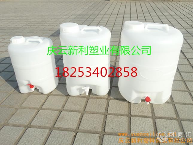 供应带水龙头塑料桶25升19L塑料桶,带水嘴塑料桶,底部安装有放料阀门,水嘴设计为螺旋扣安装,并且阀门处内凹,运输方便,桶盖带透气功能,方便放料不渗漏,底部设计可堆码,广泛应用于白酒,酱油醋,牛郛品等食品行业,及化工液体的包装,型号规格齐全,10L,19L,20L,25L,50L,欢迎订购。