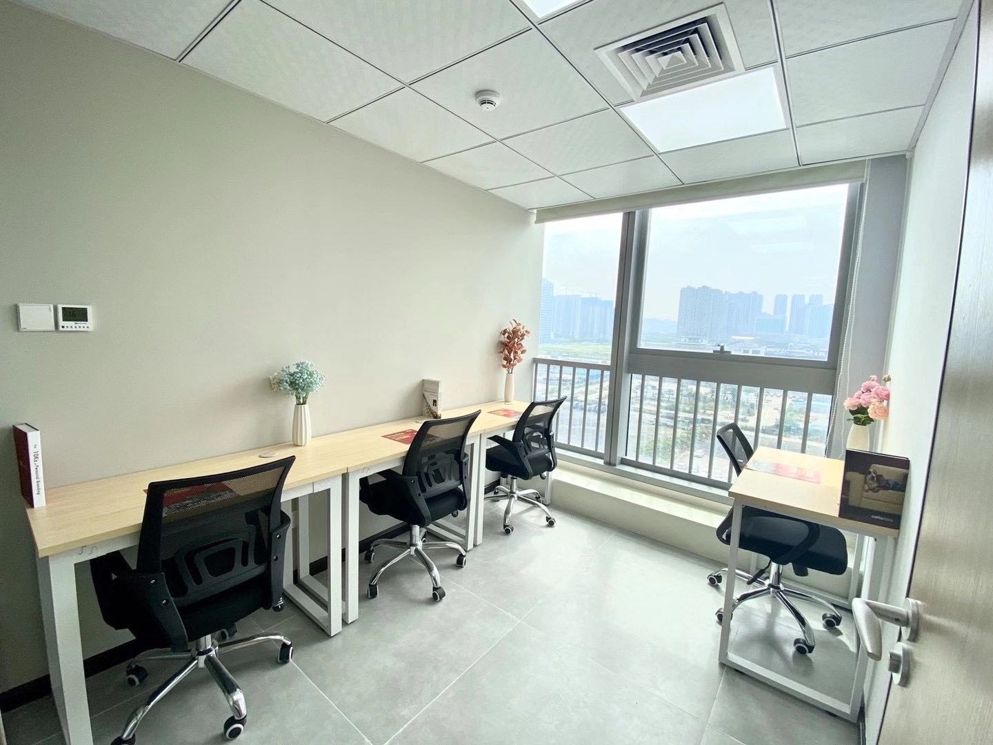 提供正规租赁合同的小办公室配带家私会议室 可做文化传媒等
