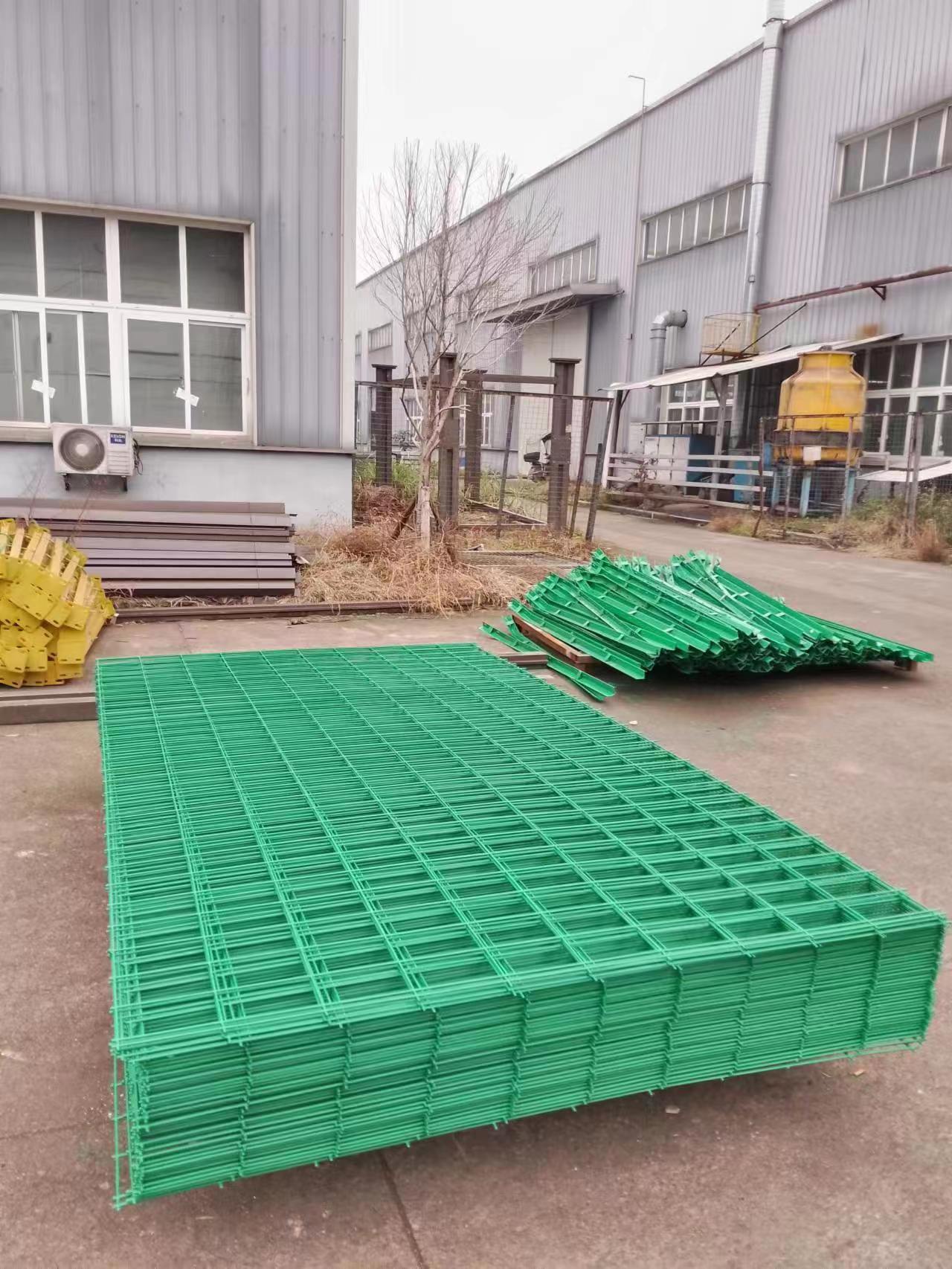 双边丝护栏网厂家高速公路防护网户外安全养殖隔离铁丝批发围栏网