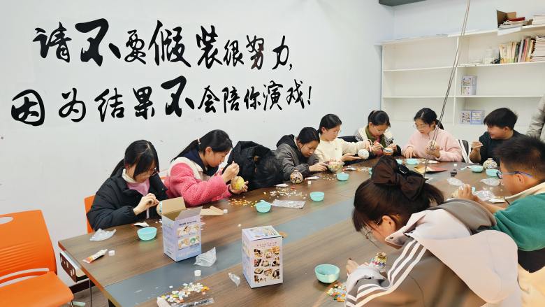 童心巧手创意无限苏州三六六马赛克花瓶DIY活动火热招生中
