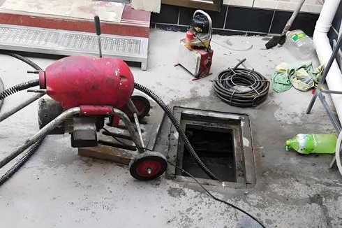 兰州市抽化粪池污水井，兰州高压车疏通清洗下水道污水井打捞手机