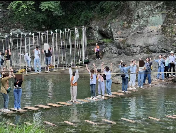 水上漂浮桥