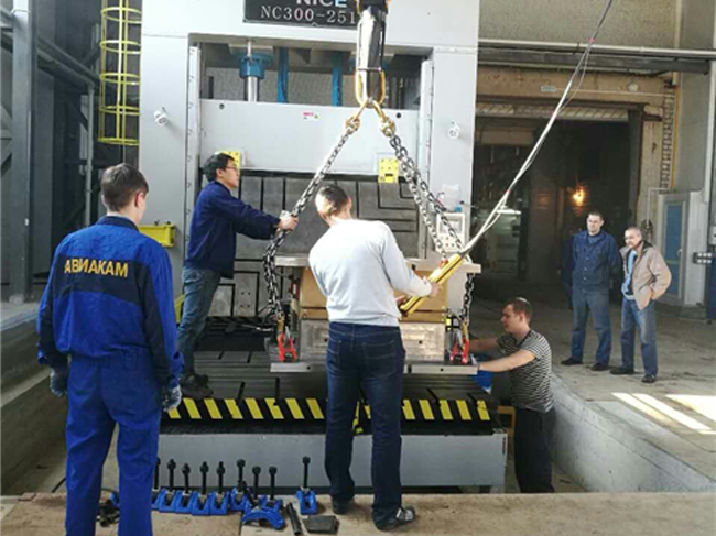 俄罗斯客户合模机安装现场