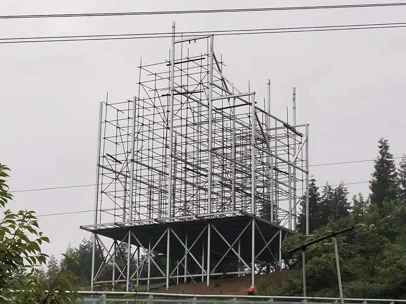 云中花都悬崖秋千安装中