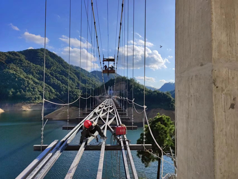 二百米人行吊桥施工