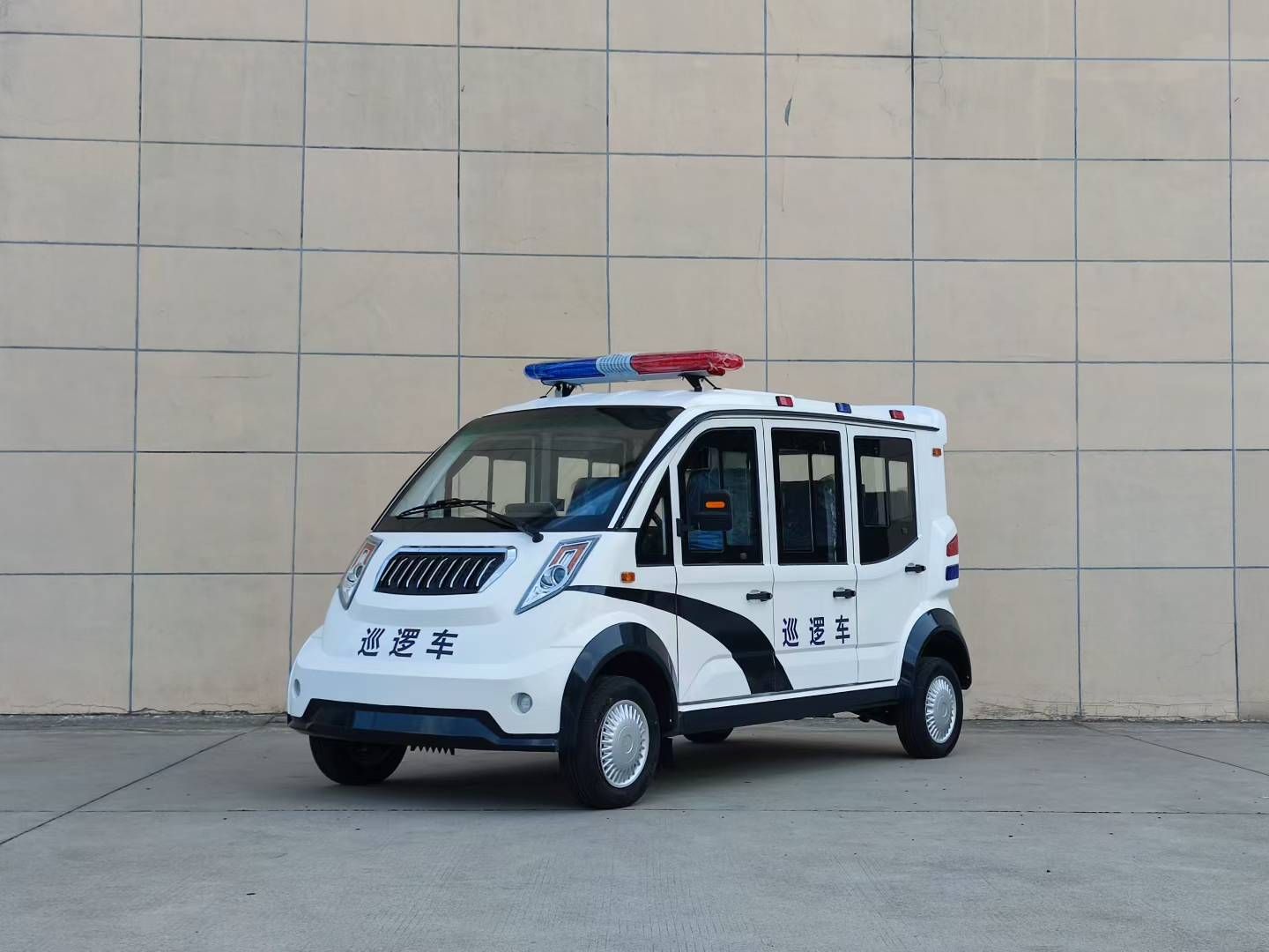 封闭巡逻电动执法车6-8座