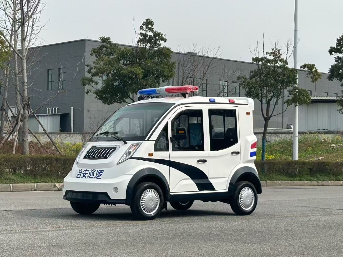 四座封闭巡逻电动执法车