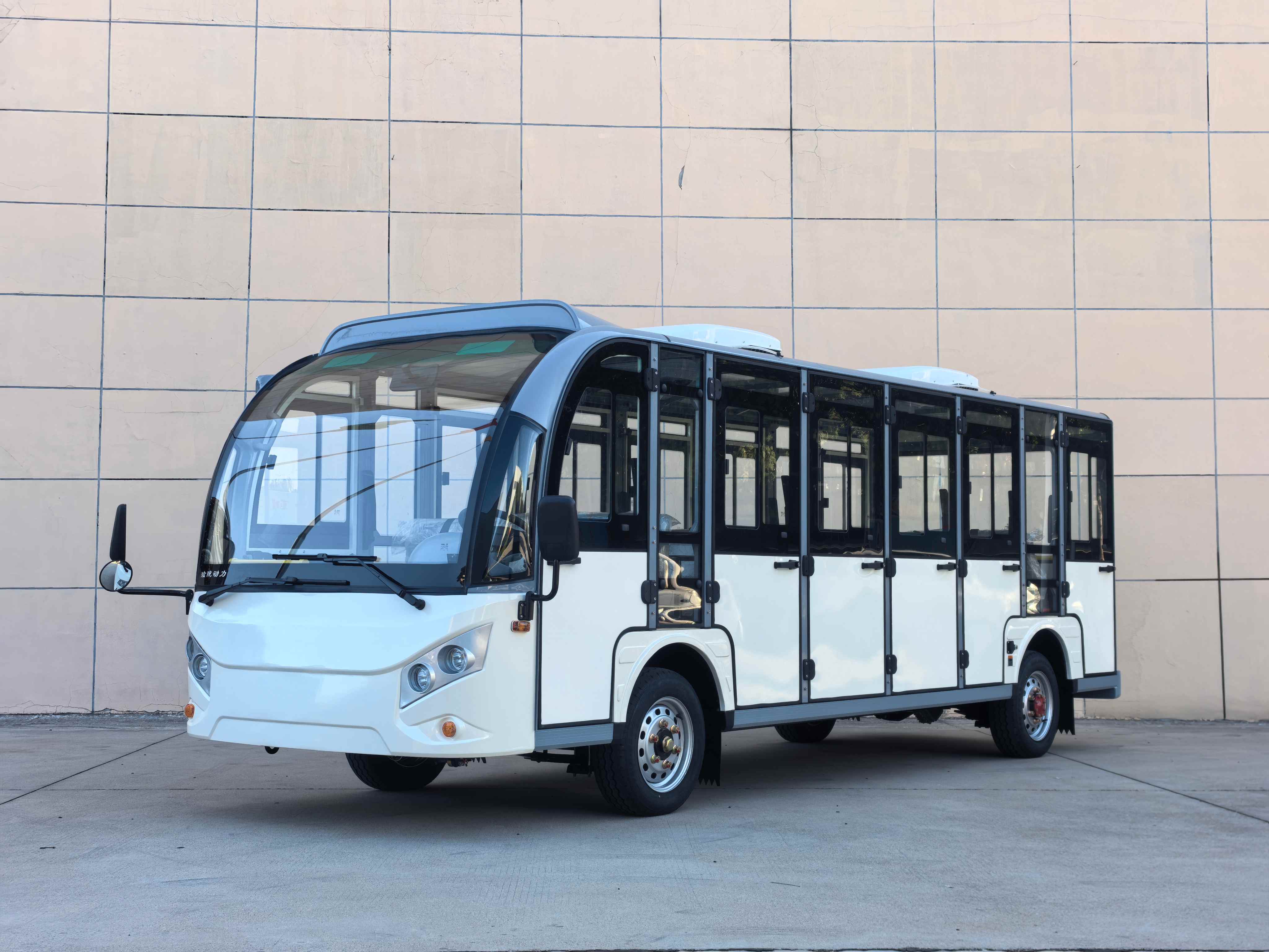 23座封闭观光车