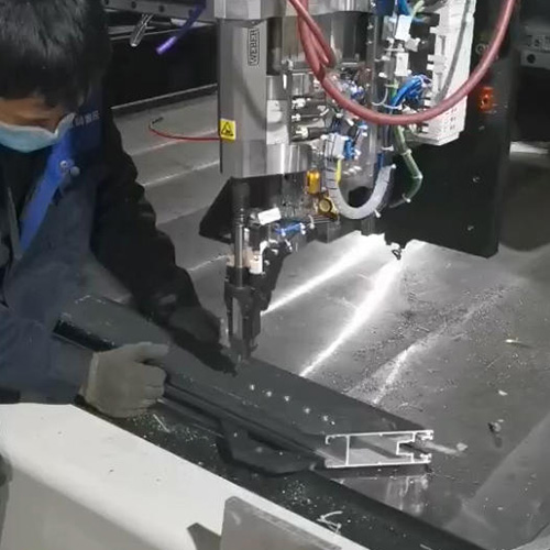 汽车电池盒FDS铆接